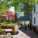 Peaceful And Relaxing Townhouse